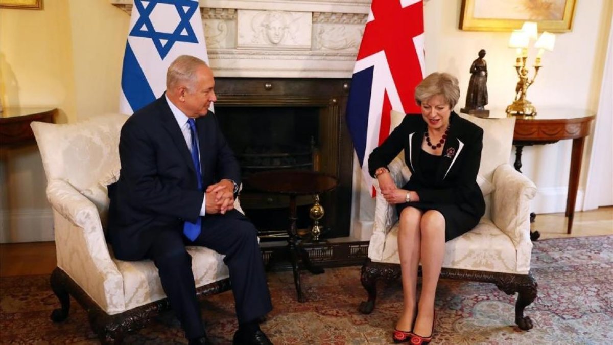 May, con Netanyahu, en Downing Street, este jueves 2 de noviembre.-EFE / NEIL HALL