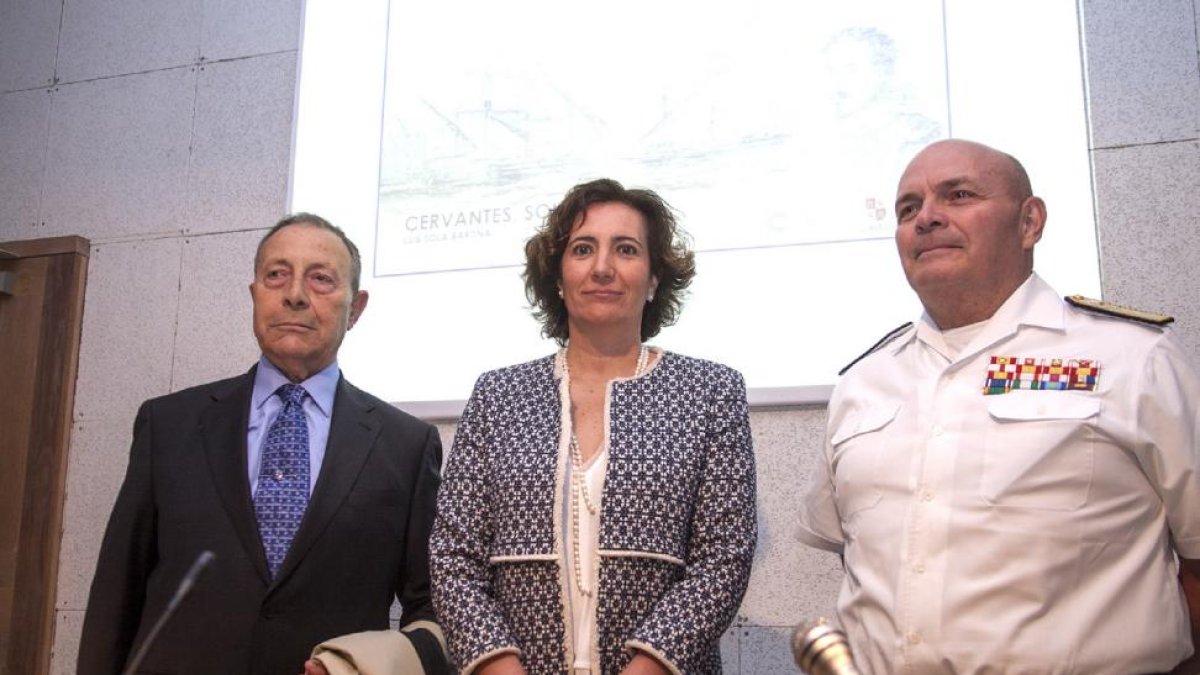 La consejera de Cultura, Josefa García Cirac, presentó la conferencia ‘Cervantes Soldado’ junto con el autor Luis Solá.-ICAL