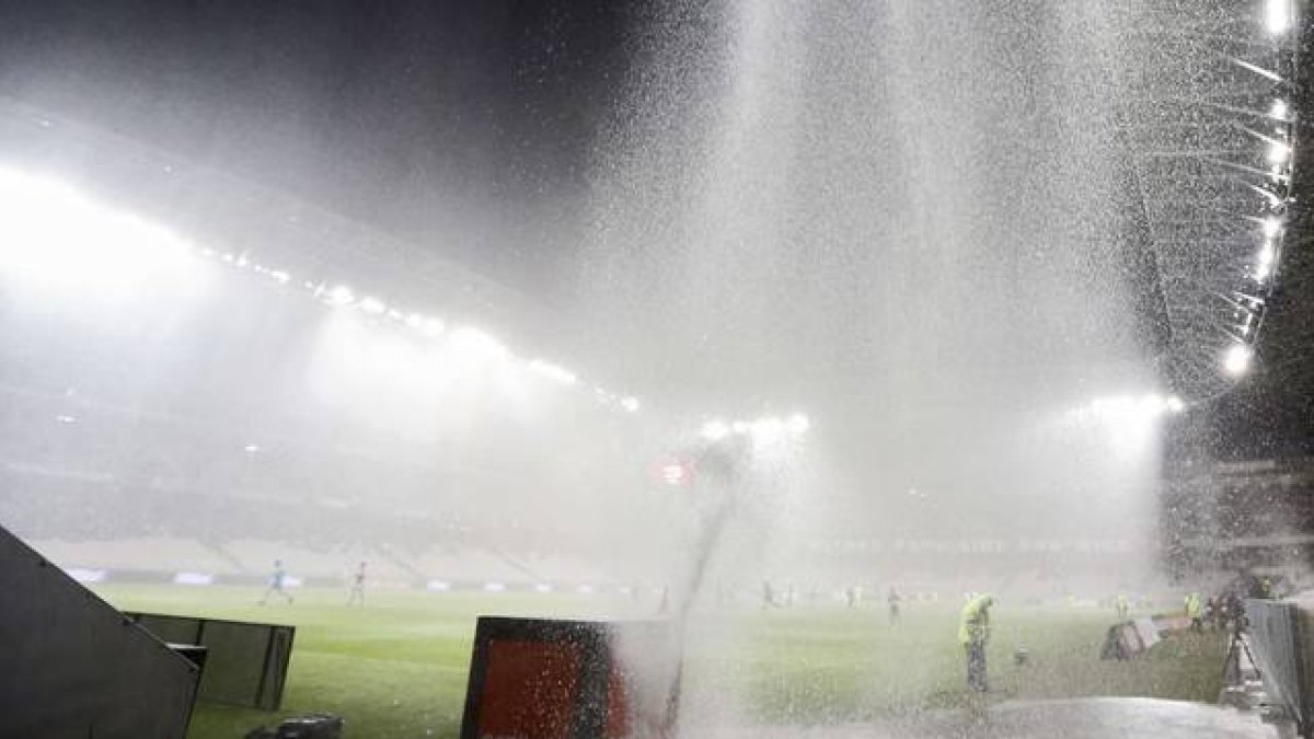 El partido de fútbol entre el Niza y el Nantes que debía disputarse en el estadio Allianz Riviera fue suspendido a causa de la lluvia torrencial.-AFP / VALERY HACHE