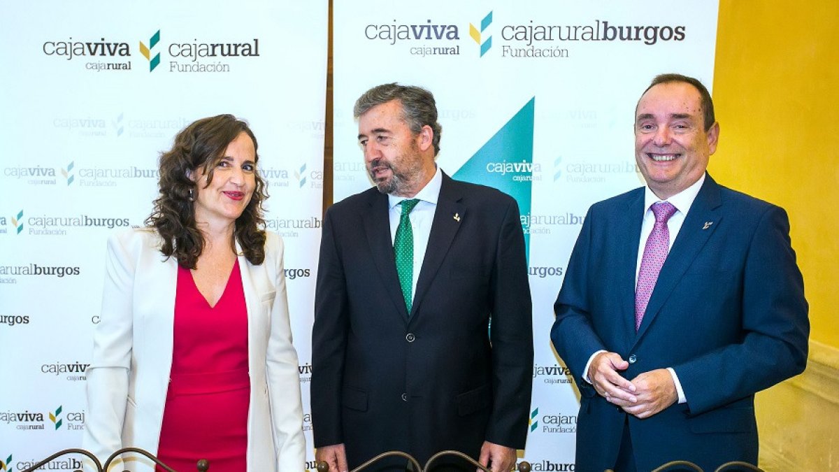 Mercedes Ruiz Gallud, Tomás Fisac y Ramón Sobremonte, en las Jornadas de Cooperativismo de la Fundación Caja Rural de Burgos. TOMÁS ALONSO