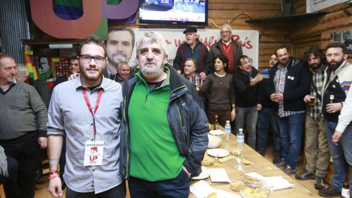 Jorge García, candidato al Senado, y Manuel Alonso en la sede de IU.-ISRAEL L. MURILLO