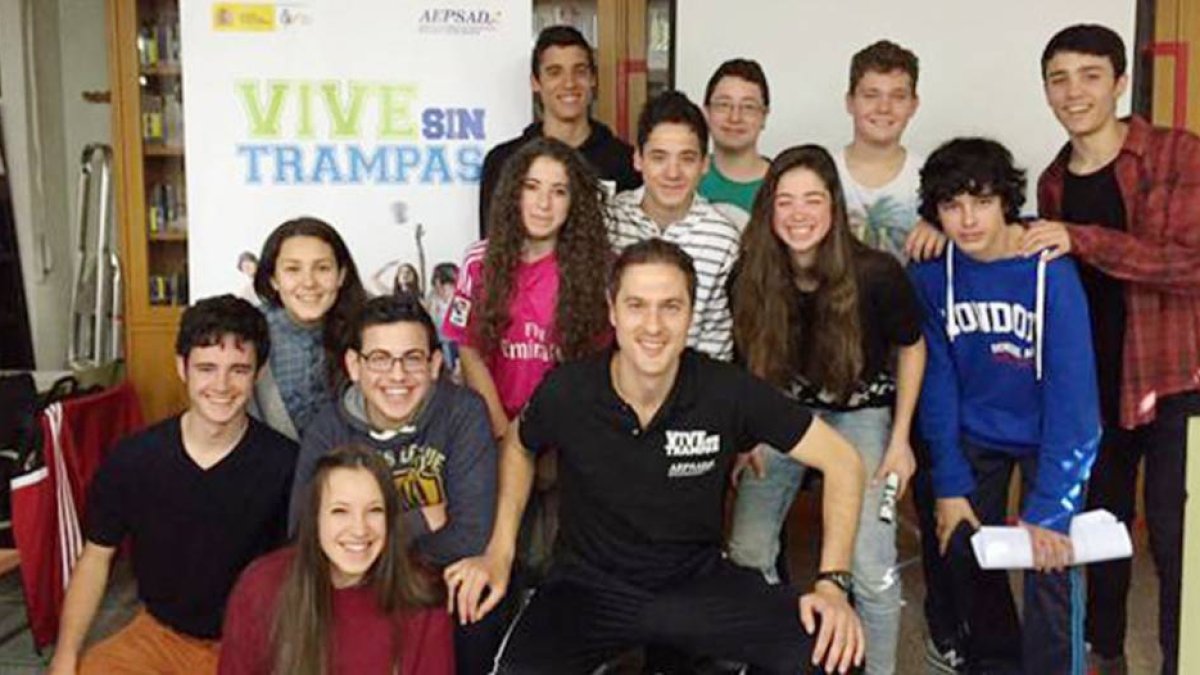 Culebras con varios alumnos del Comuneros.-