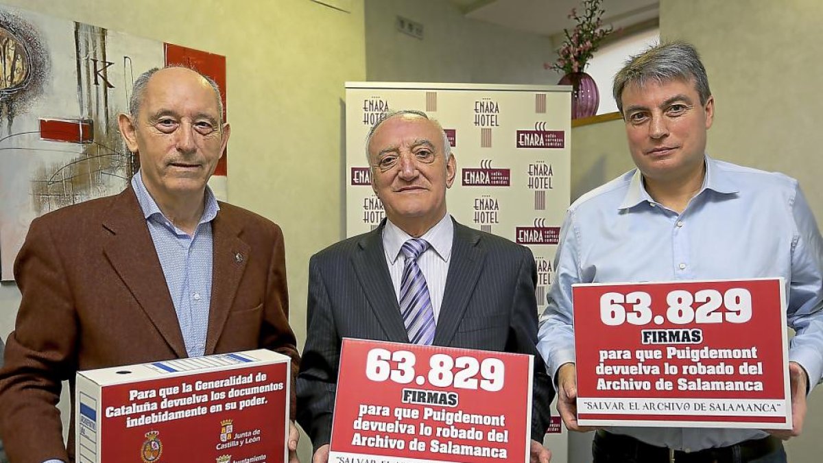 El socio de Honor de la asociación, Antonio Piedra, el secretario, José Luis Ingelmo y el presidente Policarpo Sánchez.-ICAL