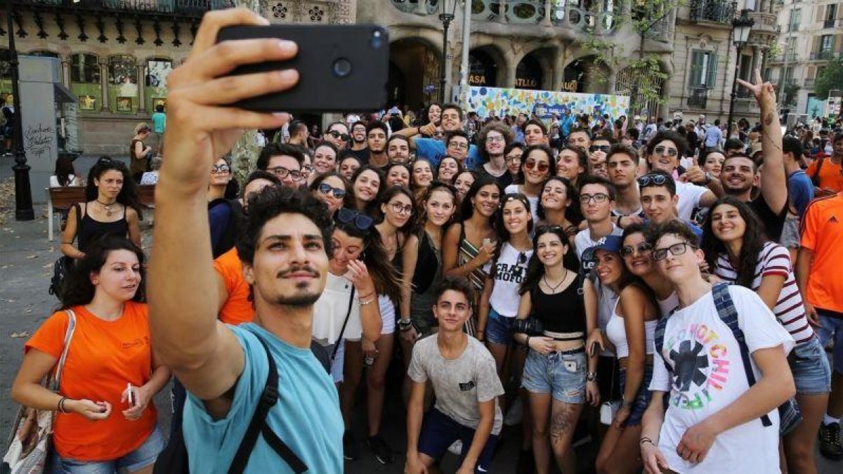 Un grupo de turistas se hace un selfi en Barcelona.-RICARD CUGAT