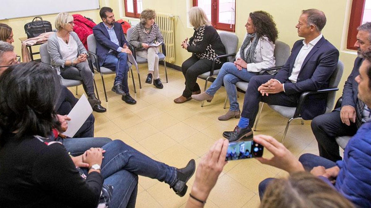 La ministra y Tudanca (centro al fondo) debatieron con compañeros del PSOE arandino y con profesionales médicos para conocer la realidad del sector.-ICAL