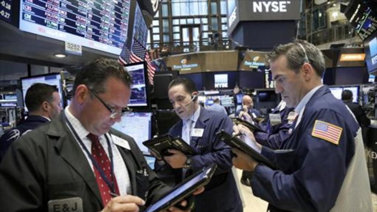 Agentes de bolsa en Wall Street, atentos ayer a la evolución de los mercados.-EFE / ANDREW GOMBERT