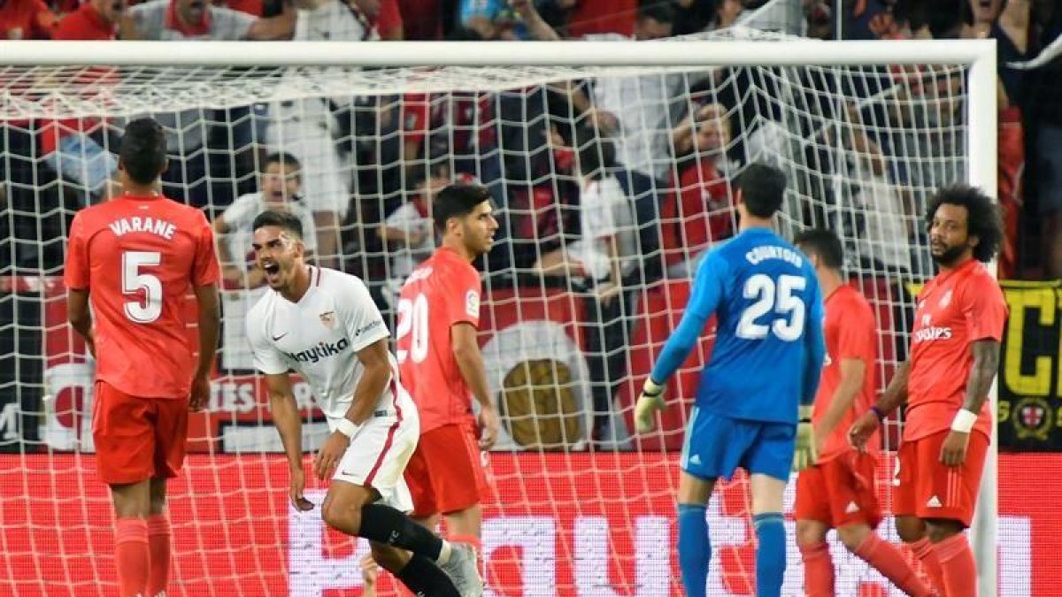 El delantero portugués del Sevilla André Silvacelebra tras marcar el segundo gol ante el Real Madrid.-EFE