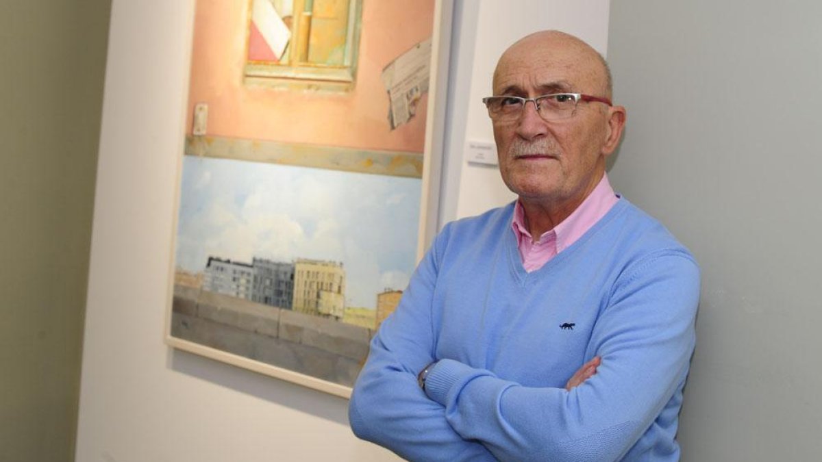 El pintor burgalés José Luis Galán, ayer, durante la inauguración de su muestra ‘Miradas e Impresiones’, en el Consulado del Mar.-ISRAEL L. MURILLO