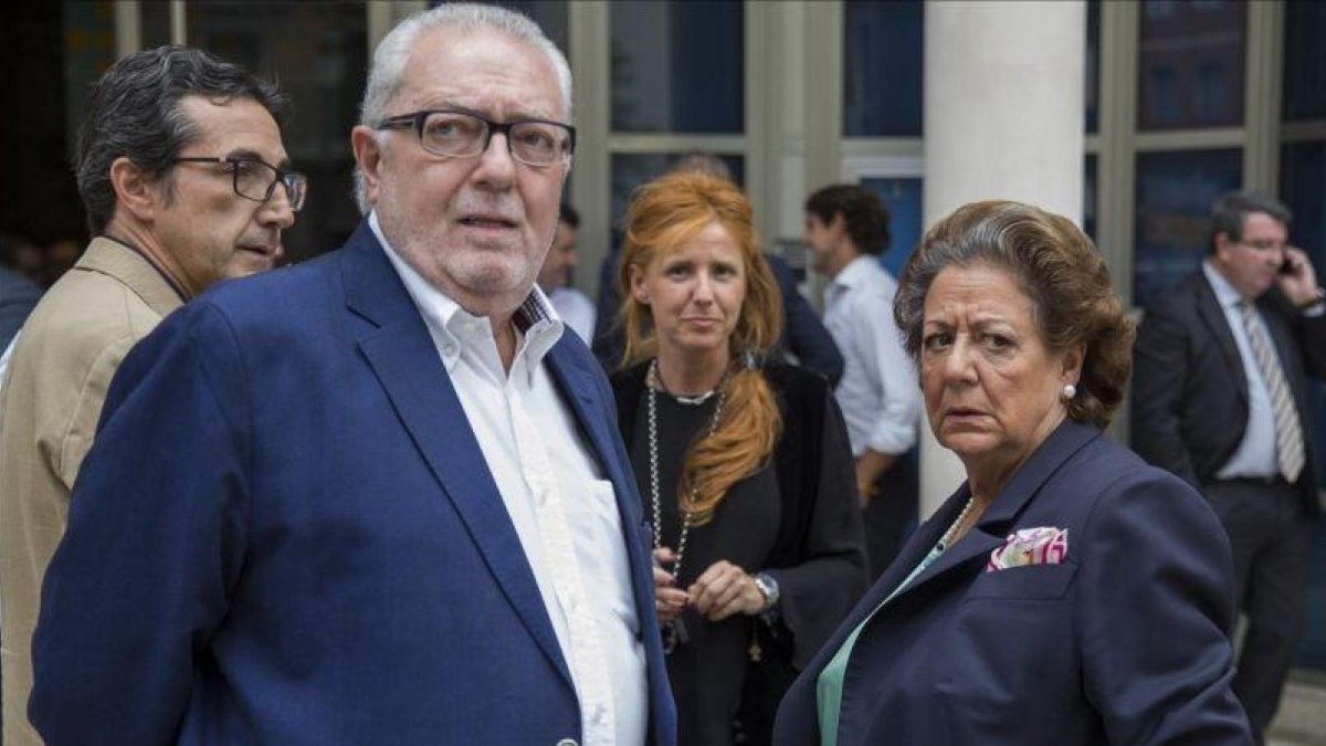 Pedro Agramunt junto a Rita Barberá, en una imagen de archivo del 2015.-MIGUEL LORENZO