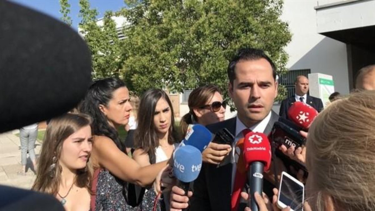 Ignacio Aguado ante la prensa.-CIUDADANOS