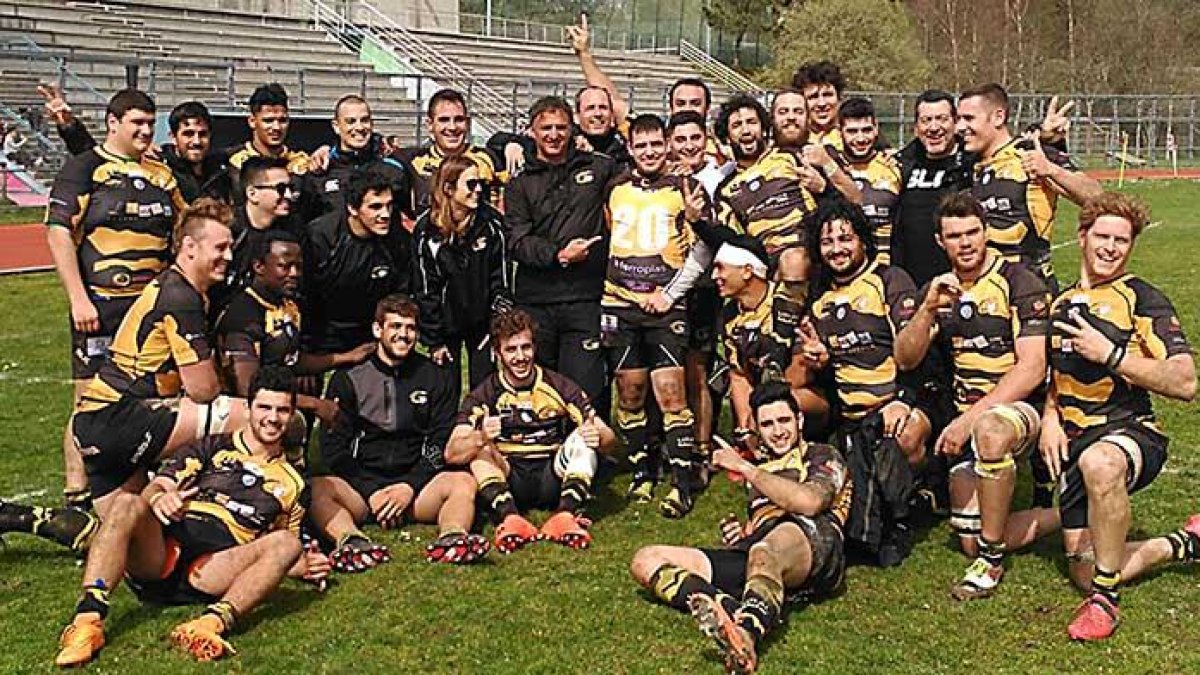 Plantilla y cuerpo técnico del UBUColina Clinic celebran la 20ª victoria consecutiva sobre el césped de As Lagoas, en Vigo, el pasado domingo.-APAREJADORES RUGBY CLUB