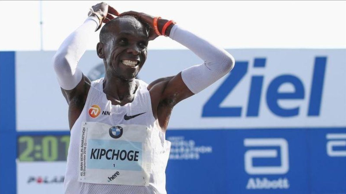 Eliud Kipchoge, tras ganar en Berlín.-MAJA HITIJ