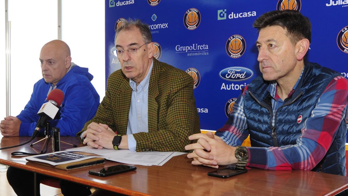Jorge Elorduy, Miguel Ángel Benavente y Luis Ángel García, durante la comparecencia de ayer en El Plantío. I. L. MURILLO
