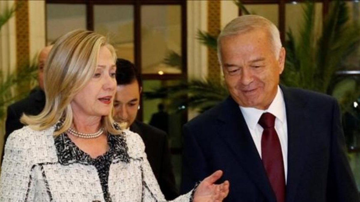 Islam Karímov, con la entonces secretaria de Estado de EEUU, Hillary Clinton, en una imagen del 2011.-KEVIN LAMARQUE / REUTERS