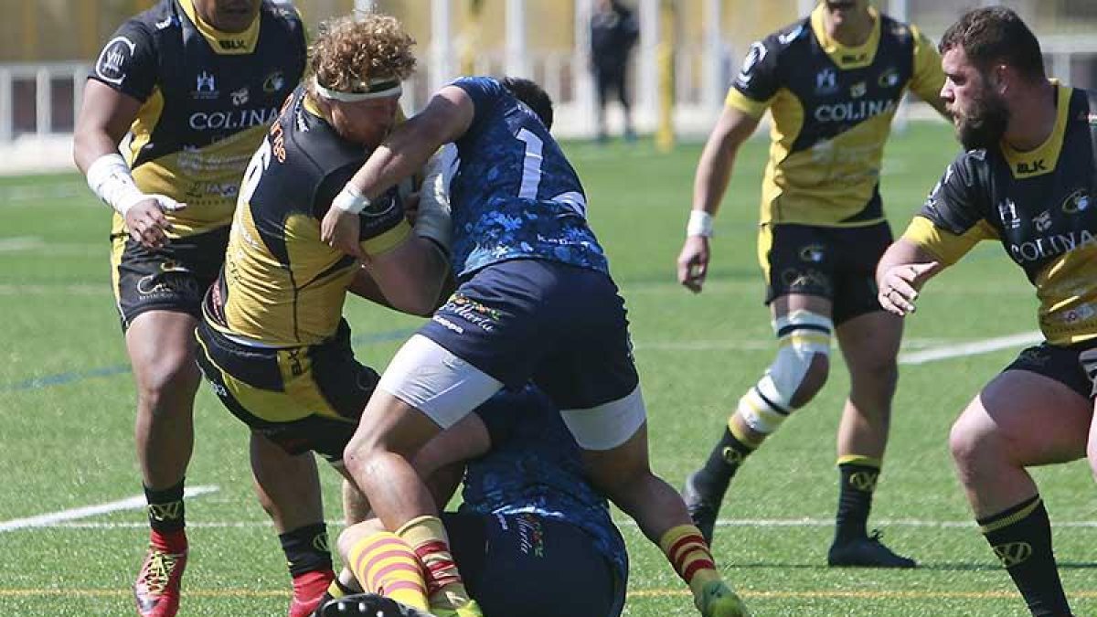 Snyman protege el oval tras chocar con la defensa de la Santboiana en el partido del pasado domingo.-RAÚL OCHOA