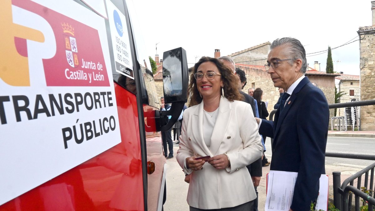 María González Corral, consejera de Transporte, y el delegado de la Junta en Burgos, Roberto Saiz. JCYL
