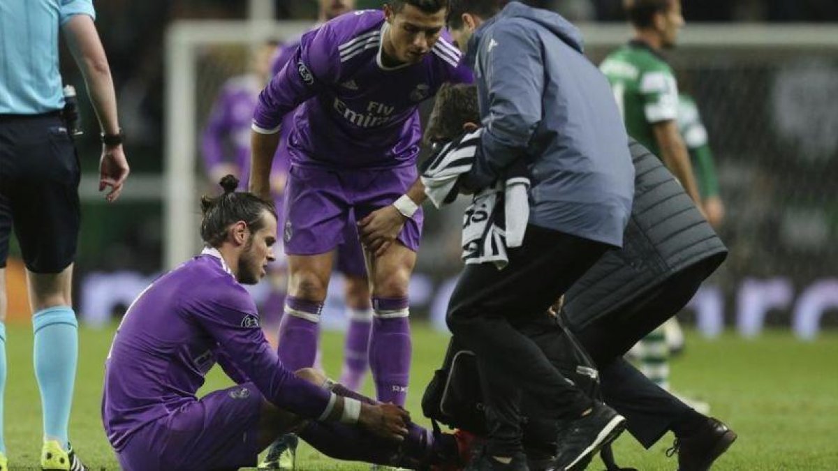 Bale es atendido tras sufrir la lesión en su tobillo derecho en el José Alvalade.-AP / ARMANDO FRANCA