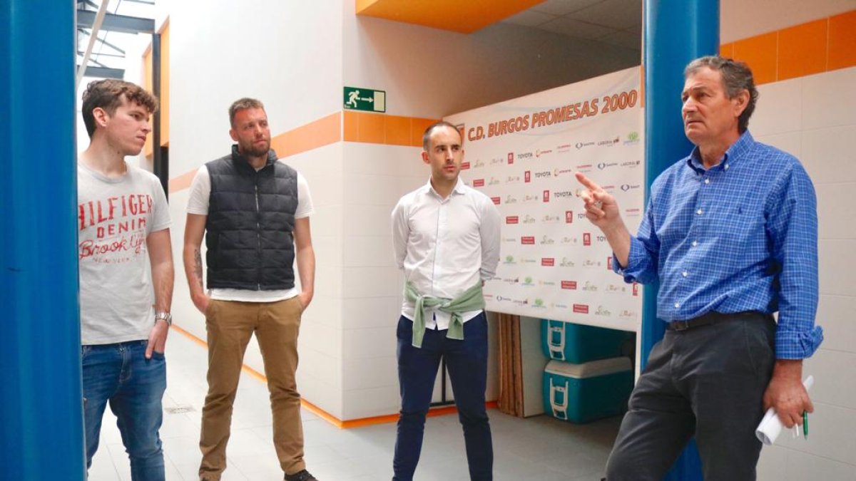 Manzanedo muestra las instalaciones de Castañares a Michu y sus ayudantes. / BURGOS CF