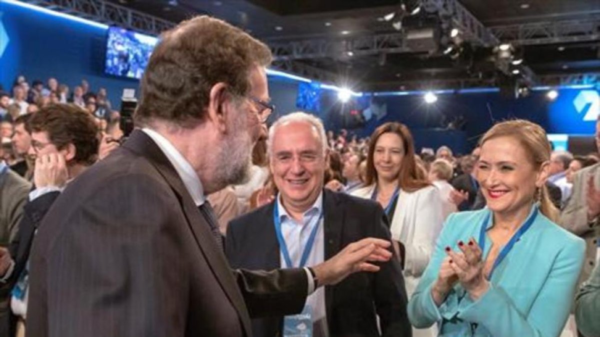 Rajoy saluda a Cifuentes, en la clausura de la convención popular, el pasado 8 de abril en Sevilla.-EFE