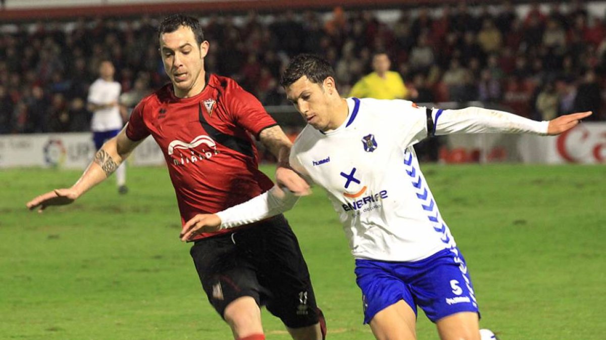 UrkoVera pugna por el esférico junto a un jugador del CD Tenerife.-ALFONSO G. MARDONES