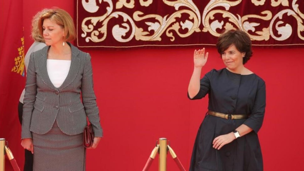 María Dolores de Cospedal y Soraya Sáenz de Santamaría, el miércoles, en el desfile militar que se realizó en la Puerta del Sol con motivo de la fiesta regional del Dos de Mayo.-/ JOSÉ LUIS ROCA