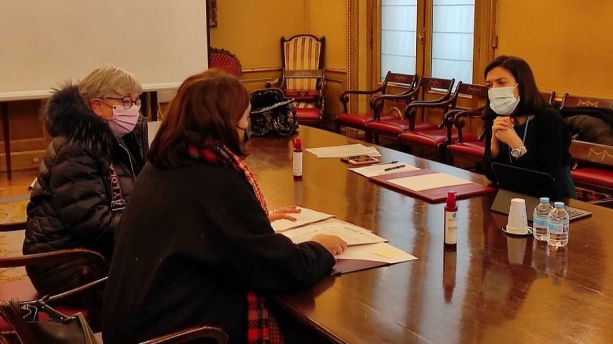 Las dos ediles de Podemos Burgos ante el Procurador del Común para denunciar el incumplimiento de la Ley de Memoria Histórica. ECB