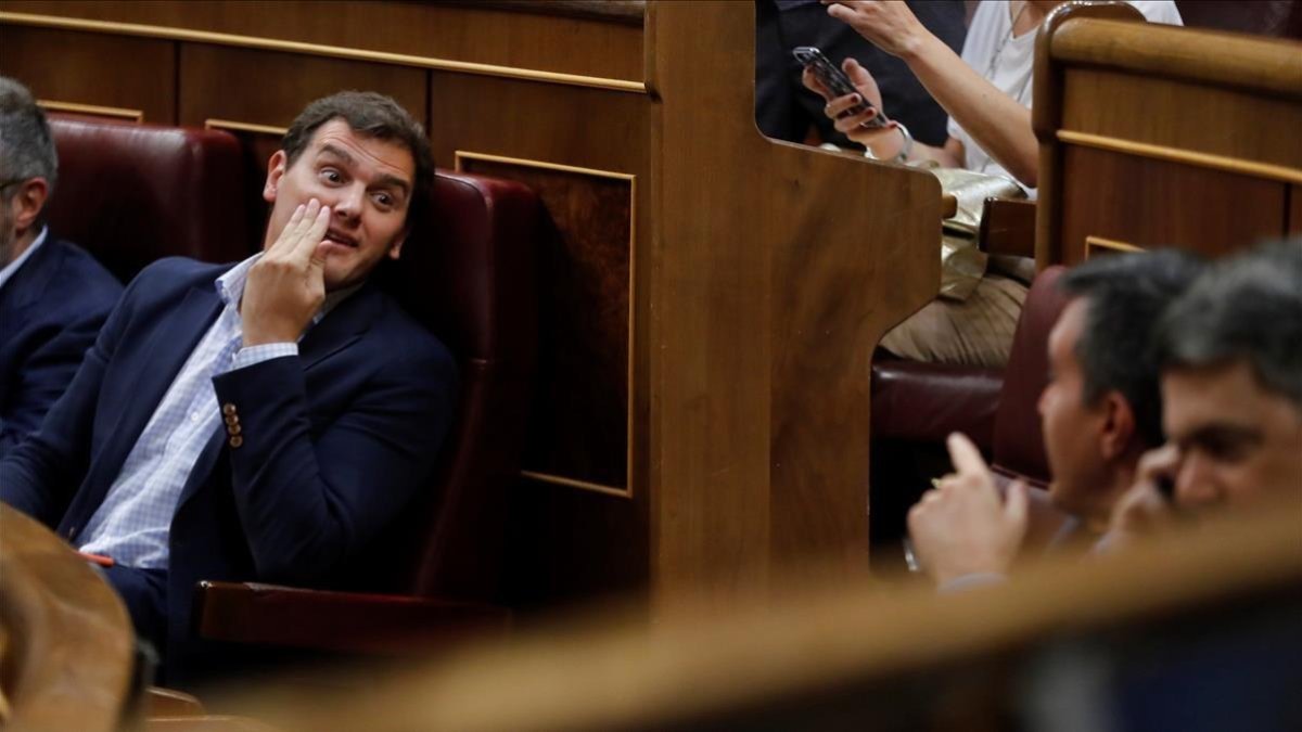 El presidente de Ciudadanos, Albert Rivera, durante el pleno celebrado este viernes 27 en el Congreso. /-JUAN CARLOS HIDALGO