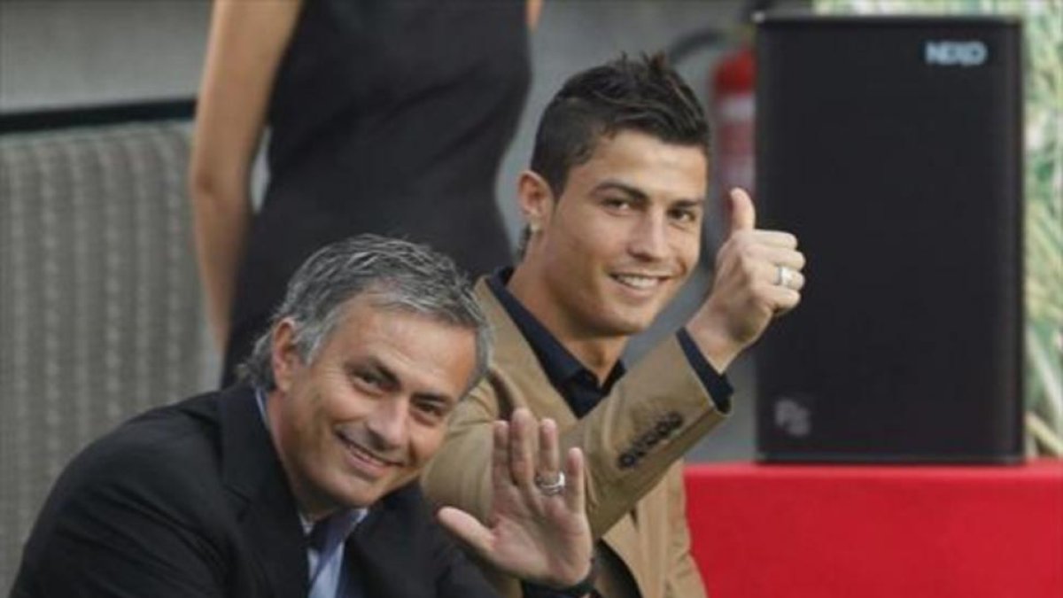 José Mourinho y Cristiano Ronaldo, en una entrega de premios del 2011.-EFE / JAVIER LIZÓN