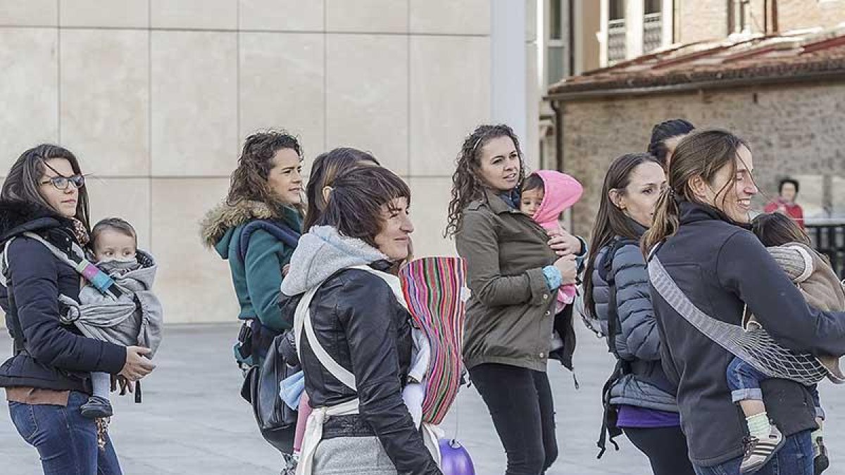 Un colectivo de madres con sus hijos duranta la clase de zumba.-SANTI OTERO