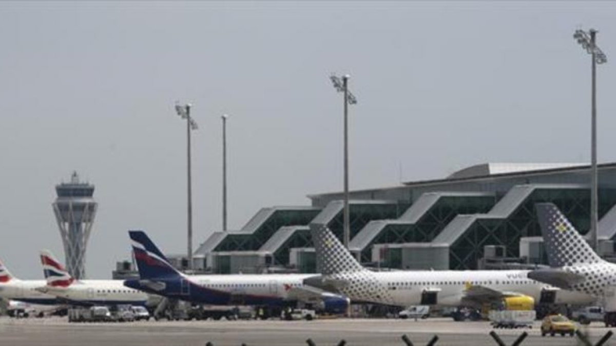 Aviones estacionados en el aeropuerto de El Prat.-ARCHIVO