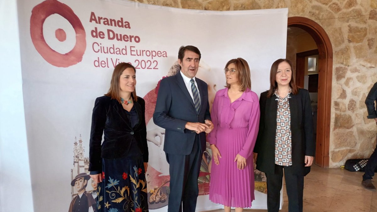 La alcaldesa junto al consejero de Medio Ambiente, la presidenta de Recevin y la concejala de Promoción del Ayuntamiento de Aranda