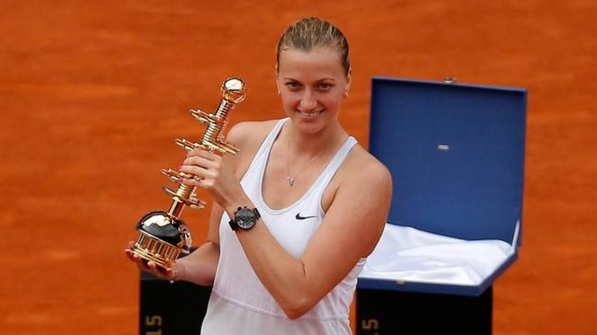 La checa Petra Kvitova posa con el trofeo del Mutua Madrid Open.-Foto: AP / DANIEL OCHOA DE OLZA