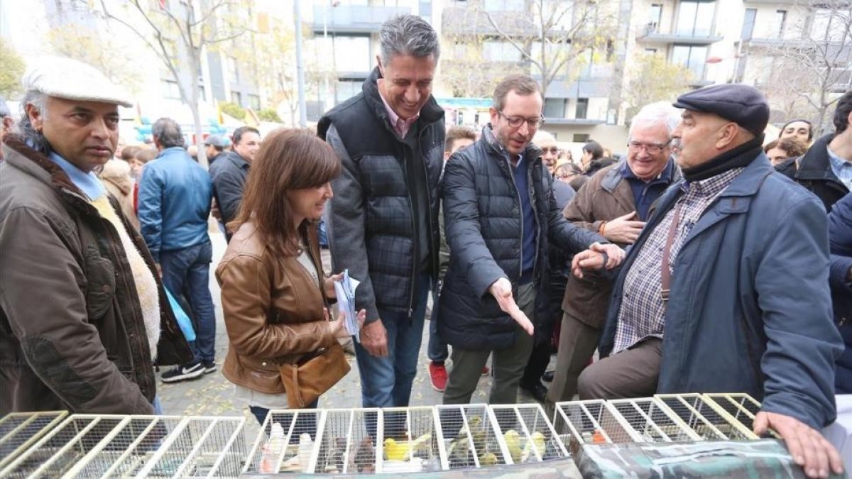 El candidato del PP, Xavier García Albiol, y el vicesecretario popular Javier Maroto, este domingo en un mercado de LHospitalet de Llobregat.-DANNY CAMINAL