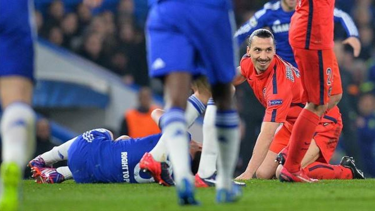 Ibrahimovic, tras cometer falta a Óscar, del Chelsea.-Foto: AFP / GLYN KIRK