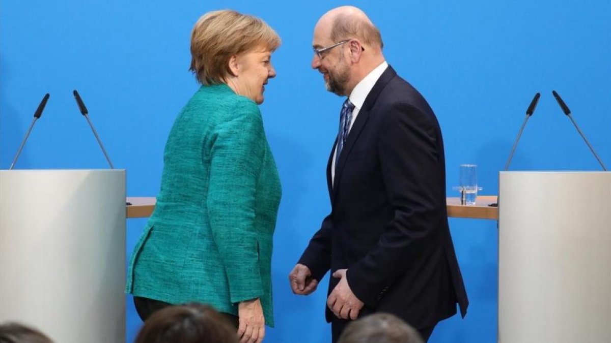 Angela Merkel y Martin Schulz, tras la rueda de prensa de presentación del acuerdo de gobierno, en Berlín.-AFP / KAY NIETFELD