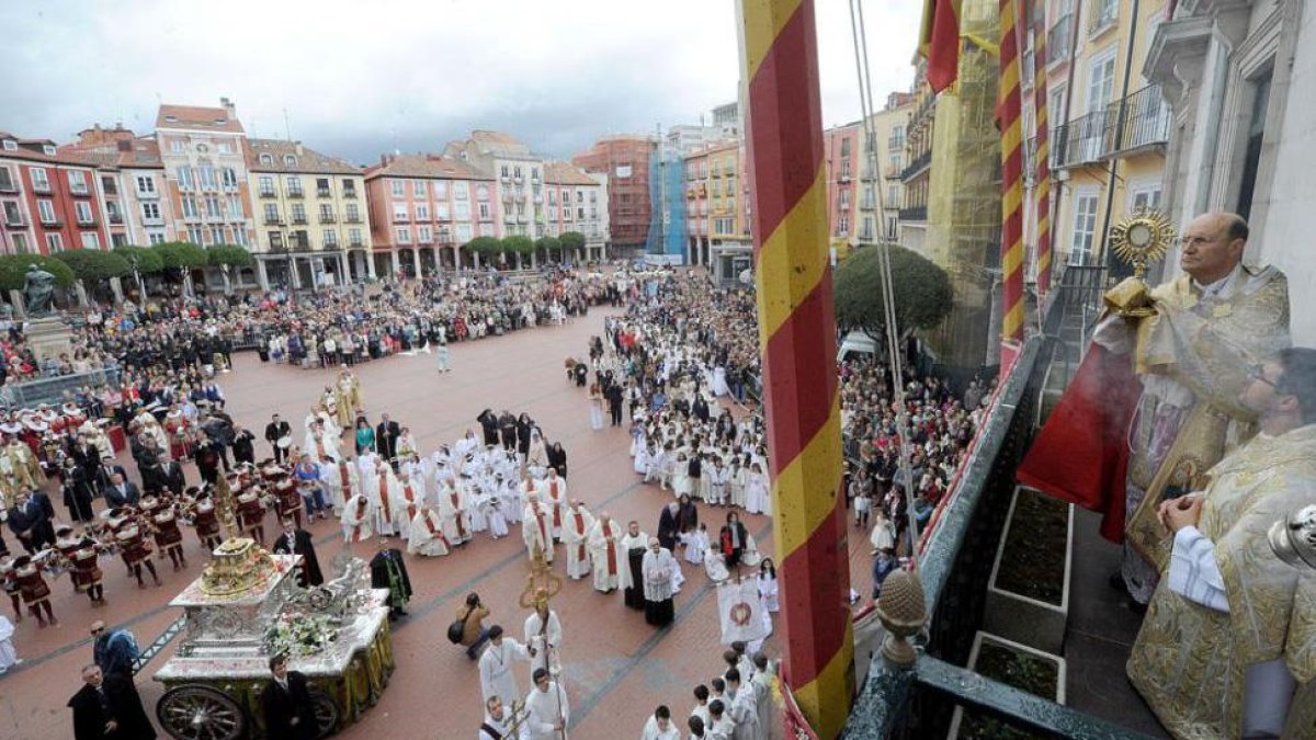 El arzobispo Fidel Herráez porta la Sagrada Forma hasta el balcón del Ayuntamiento-Israel L. Murillo
