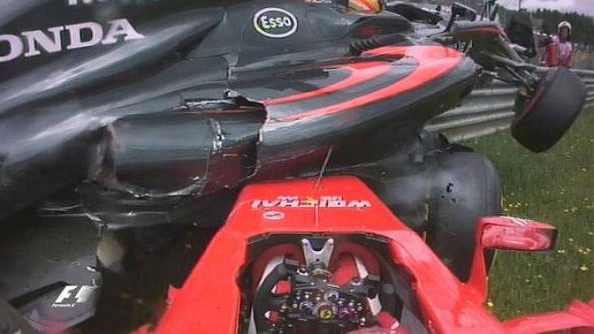 El Ferrari de Raikkonen ha embestido al McLaren de Alonso-