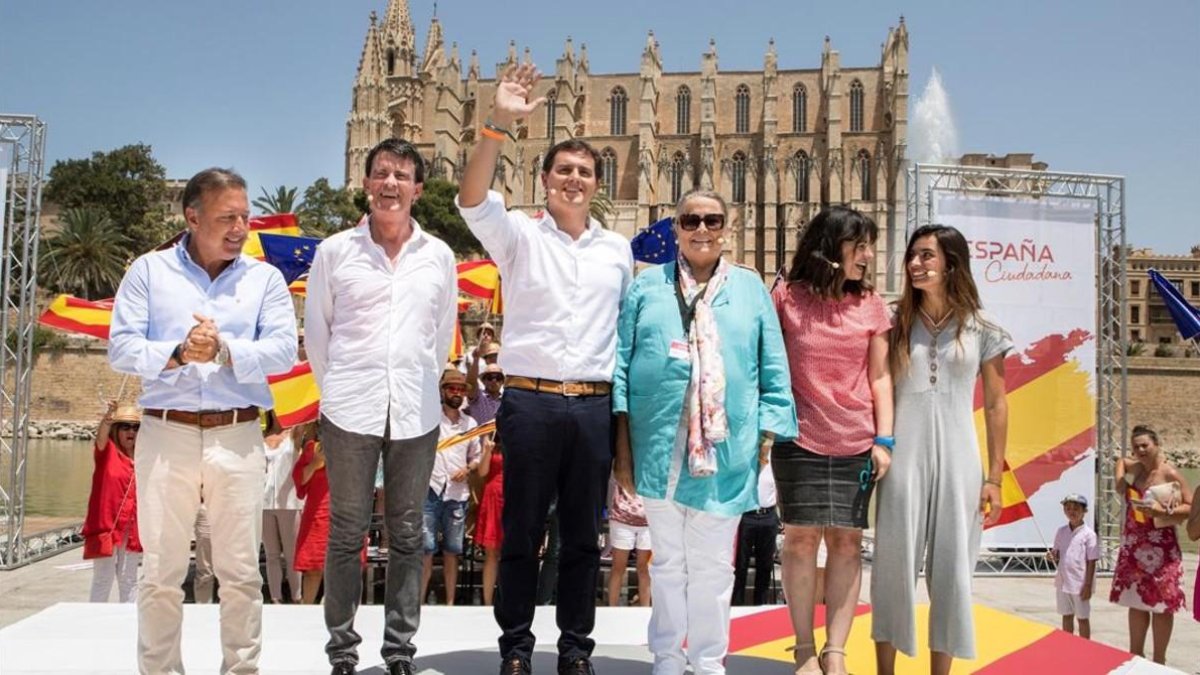 Albert Rivera, en el centro, en el acto de Palma de Mallorca, junto a Manuel Valls y Joan Mesquida.-EFE/ LLITERES