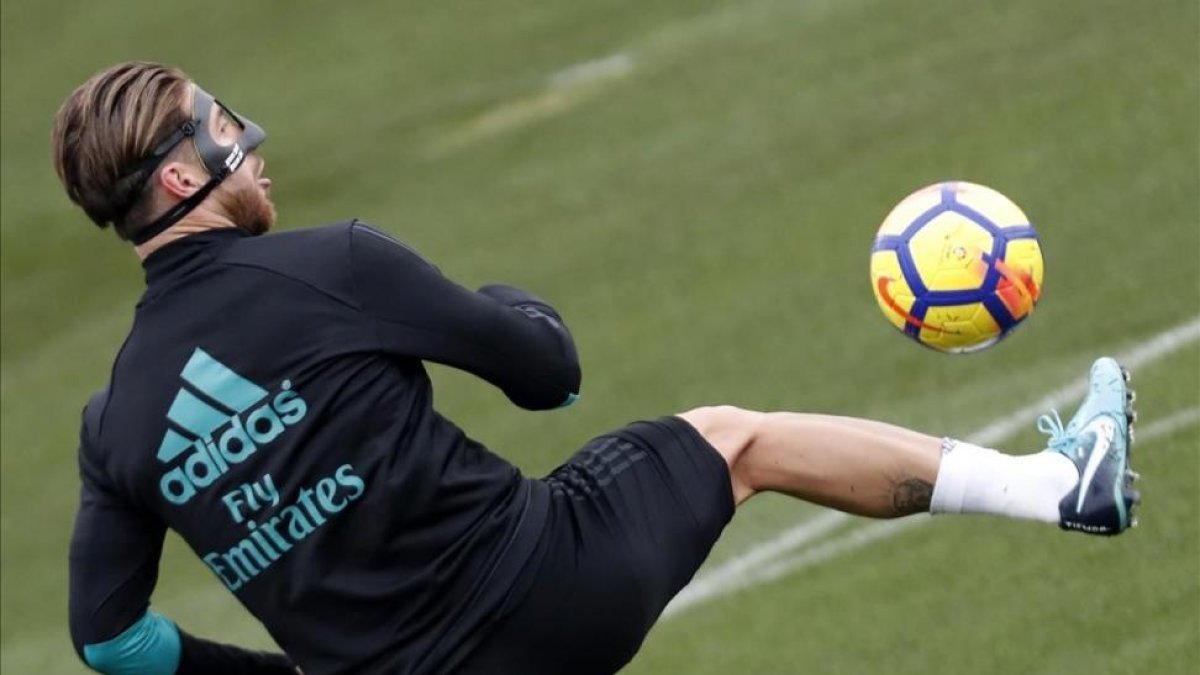 Sergio Ramos, durante el entrenamiento de este viernes en la ciudad deportiva blanca.-JAVIER LIZON / EFE