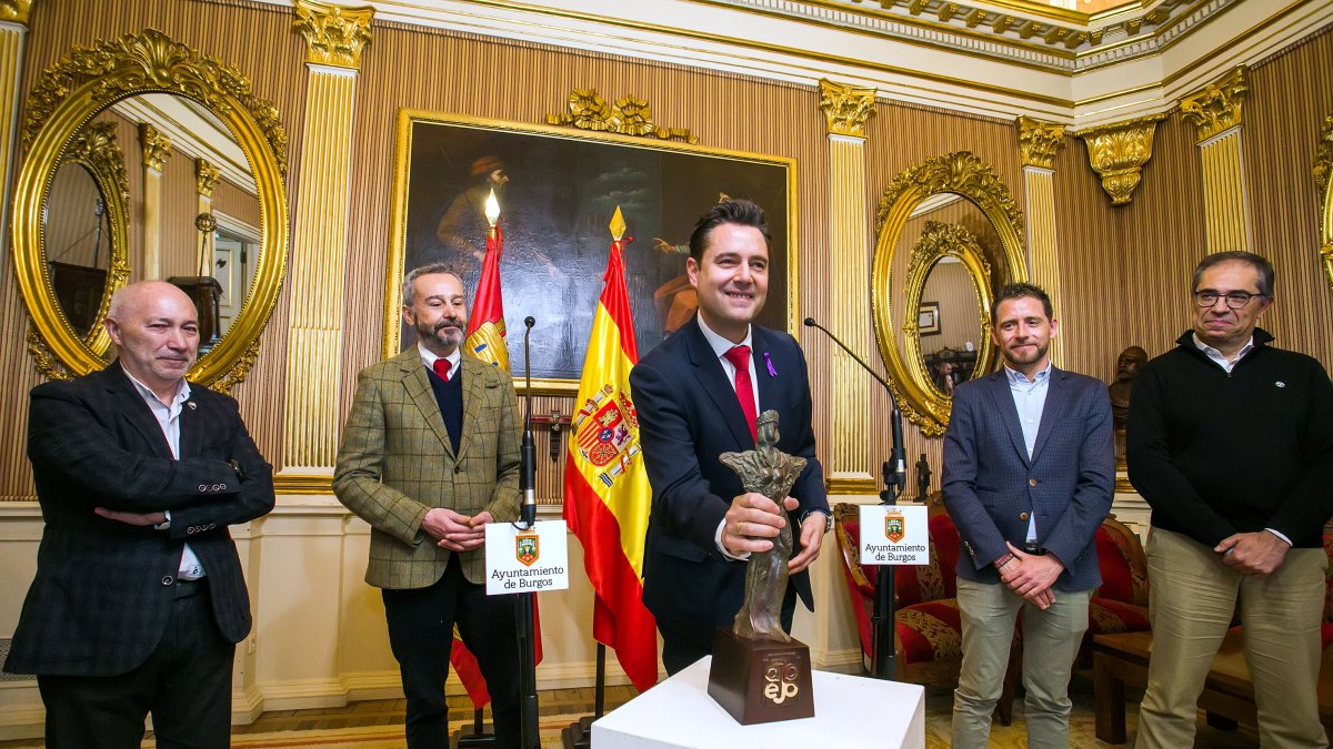 En el centro, el alcalde, con la escultura de La Flora que otorga la Asociación Española de Parques y Jardines, flanqueado por Pedro Calaza y Josué Temiño. TOMÁS ALONSO