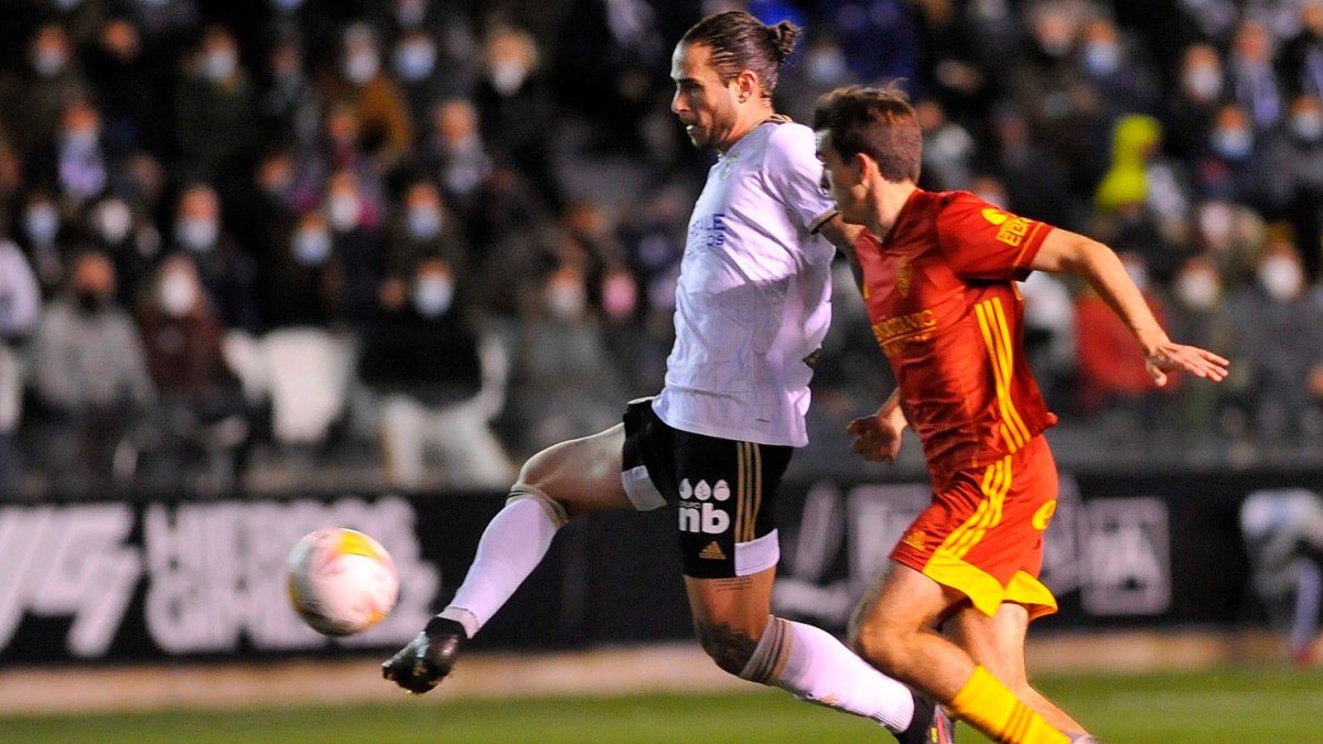 Mumo toca de primeras en el partido ante el Zaragoza. TOMÁS ALONSO
