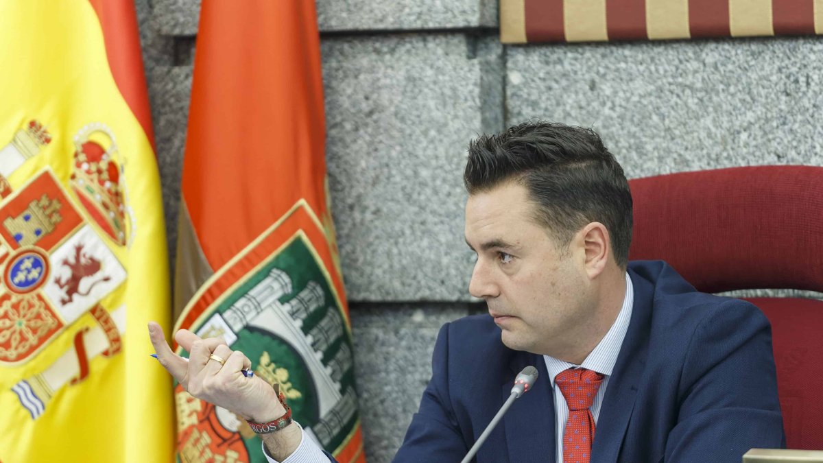 Daniel de la Rosa en un momento del Pleno extraordinario de aprobación del presupuesto. SANTI OTERO