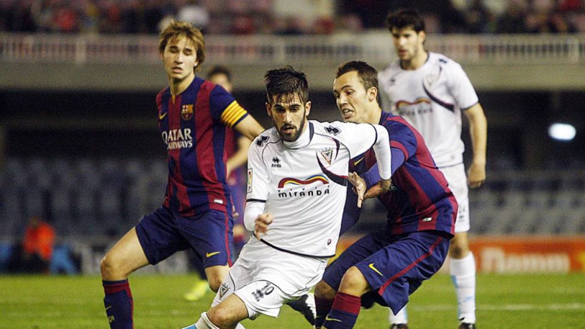 Canicer, que dio el pase del primer gol, trata de deshacerse de un rival.-DURÁN SABATER