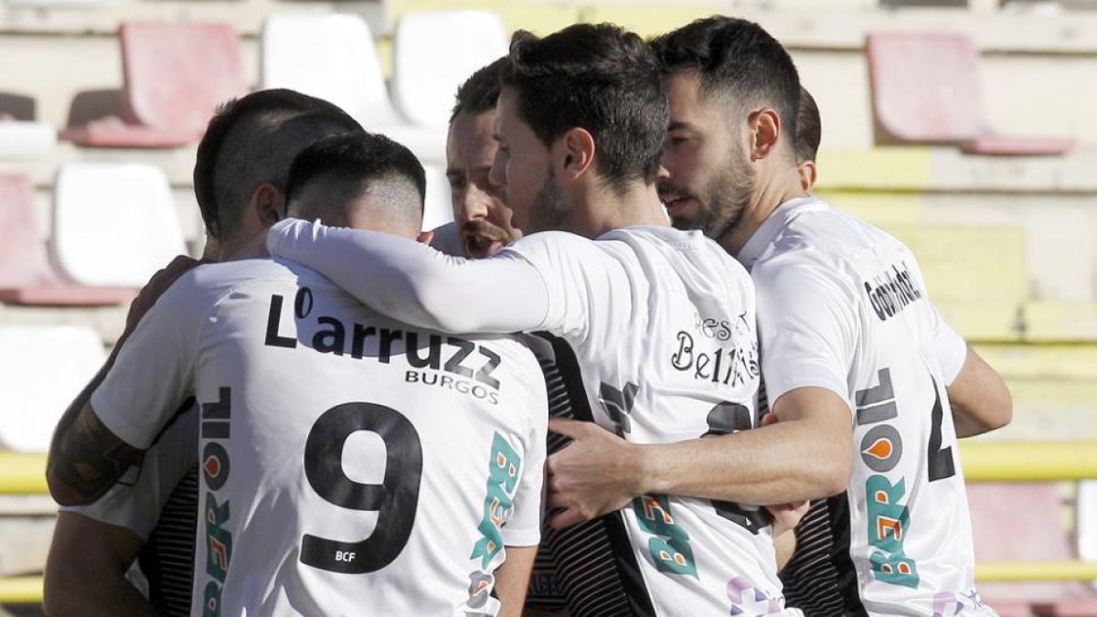 Los jugadores del Burgos CF celebran el gol que marcó Adrián Hernández ante el Arenas de Getxo.-SANTI OTERO