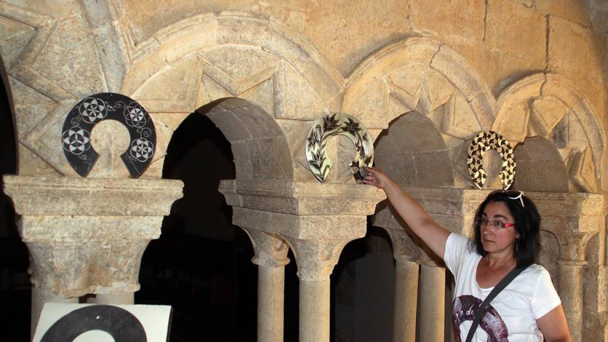 Teresa Alfonso Infante, coordinadora de la exposición, coloca una de las auras en el atrio del convento-Ical