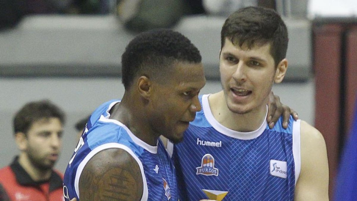 Huskic felicita a Thompson tras una canasta.-SANTI OTERO