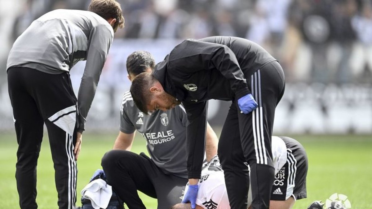 Grego se lamenta sobre el césped al caer lesionado el pasado domingo frente al Levante. LALIGA