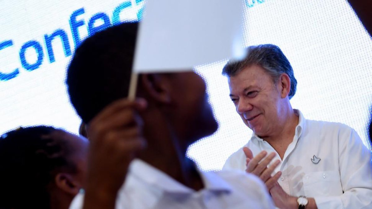 Juan Manuel Santos durante el acto de clausura del 53° Congreso Nacional de Confecámaras.-JUAN PABLO BELLO / EFE