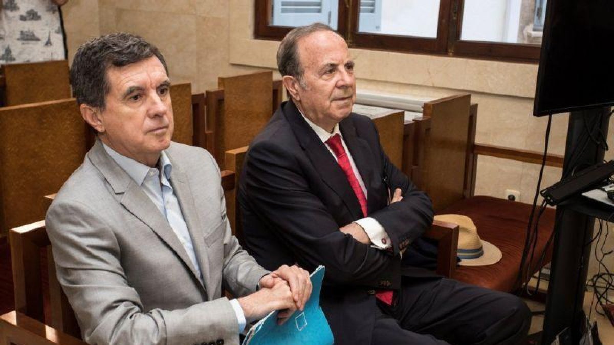 El expresidente del Govern balear Jaume Matas (i) y el exconseller de Interior y antiguo delegado del Gobierno José María Rodríguez (d), durante el juicio por el caso Over en la Audiencia de Palma de Mallorca.-LLITERES (EFE)