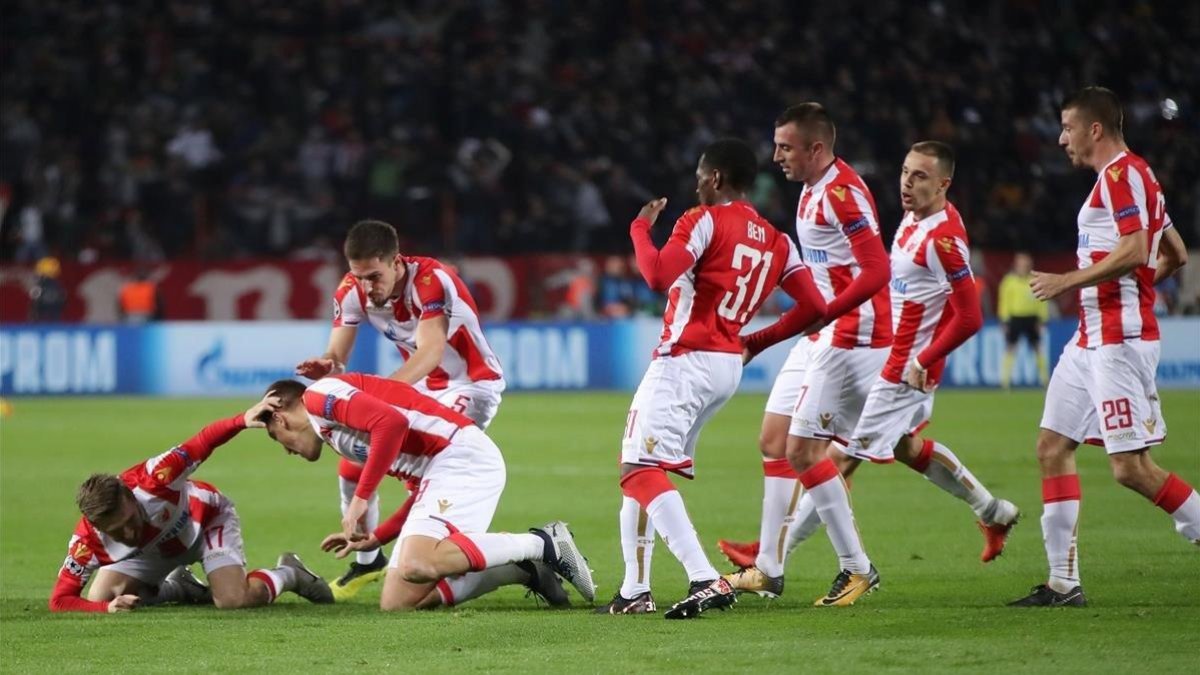 La celebración de los jugadores del Estrella Roja tras un gol de Pavkov.-